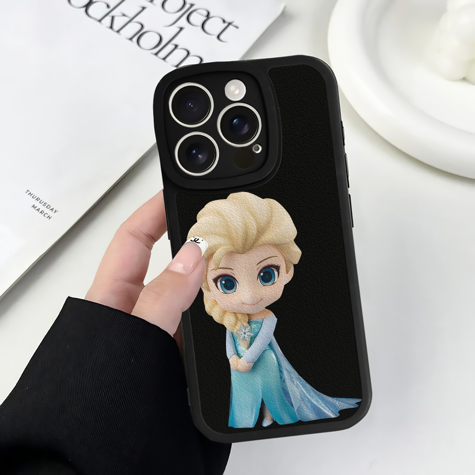 （画像用） アナと雪の女王 アンナ エルサ Frozen Anna Elsa 【iPhone 16シリーズ対応】シリコンスマホケース（レザー調） 材質：シリコン
